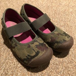 EUC Keen size 6.5 camo Mary Janes.